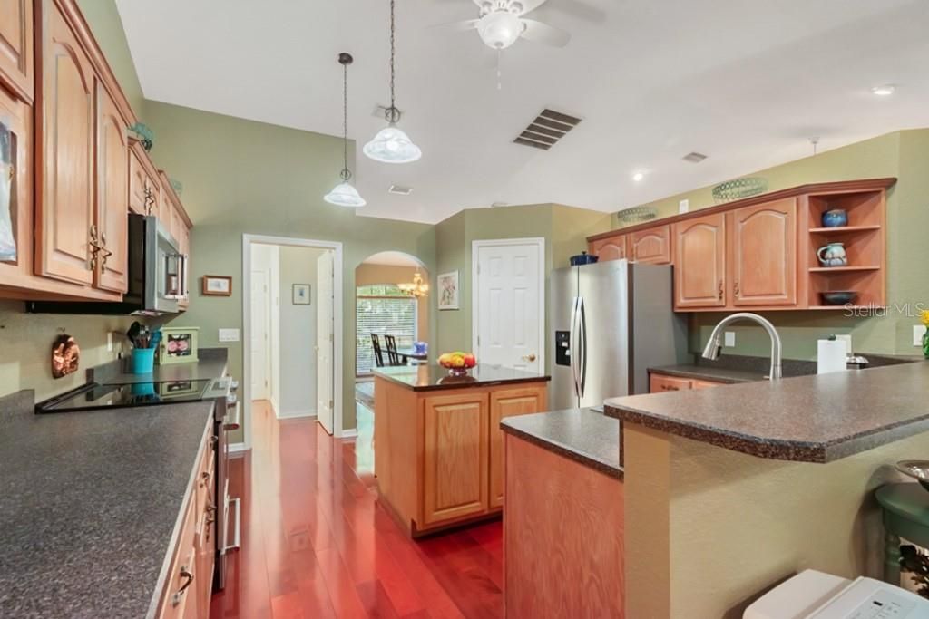 En Venta: $549,000 (4 camas, 2 baños, 2473 Pies cuadrados)