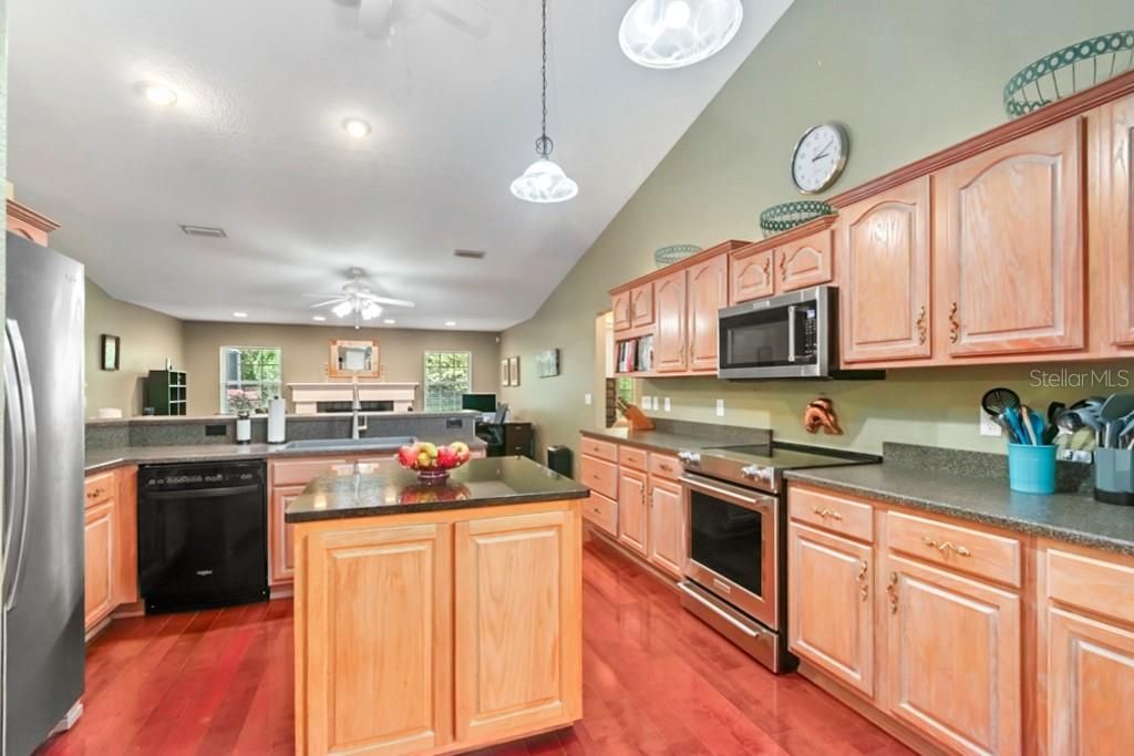 En Venta: $549,000 (4 camas, 2 baños, 2473 Pies cuadrados)