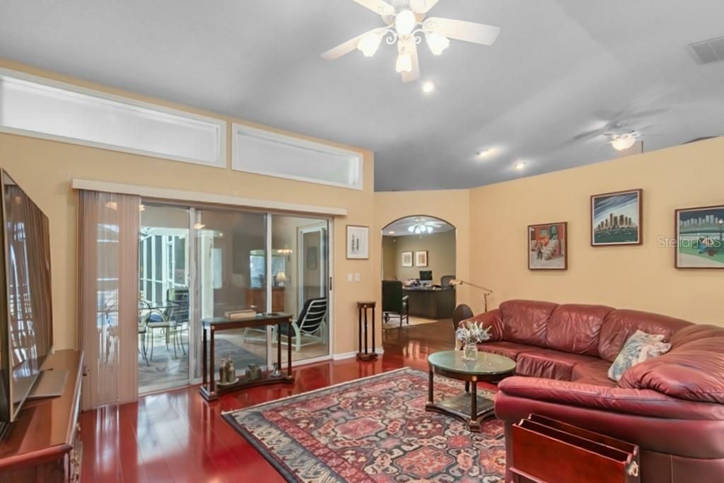 En Venta: $549,000 (4 camas, 2 baños, 2473 Pies cuadrados)