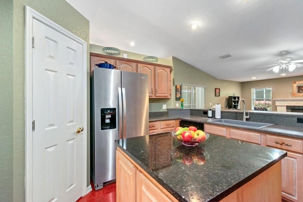 En Venta: $549,000 (4 camas, 2 baños, 2473 Pies cuadrados)