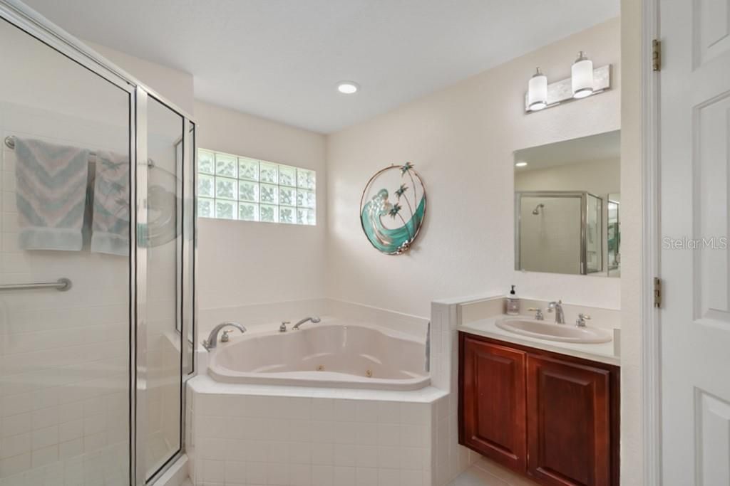 En Venta: $549,000 (4 camas, 2 baños, 2473 Pies cuadrados)