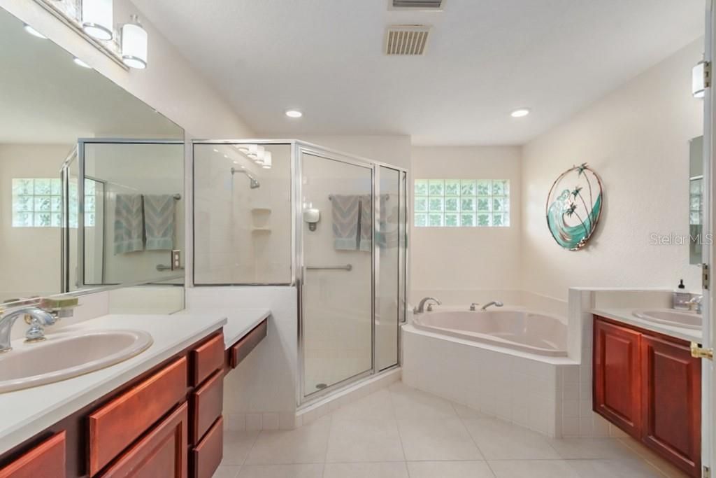 En Venta: $549,000 (4 camas, 2 baños, 2473 Pies cuadrados)