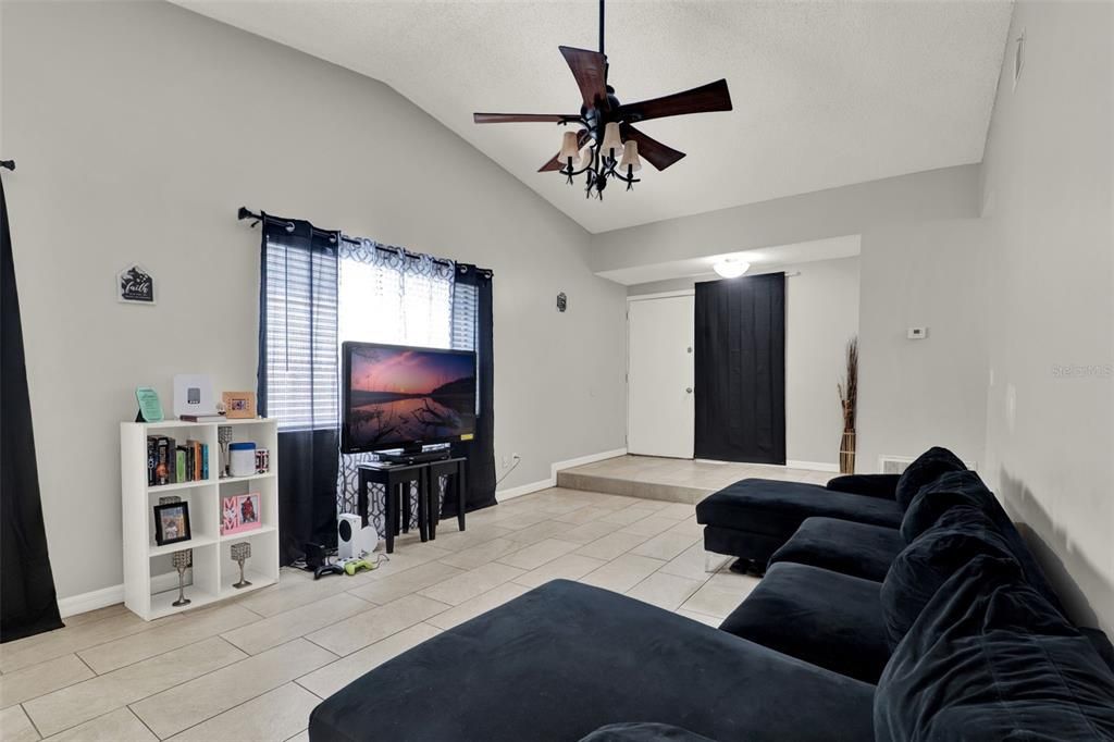 待售: $575,000 (6 贝兹, 0 浴室, 1123 平方英尺)