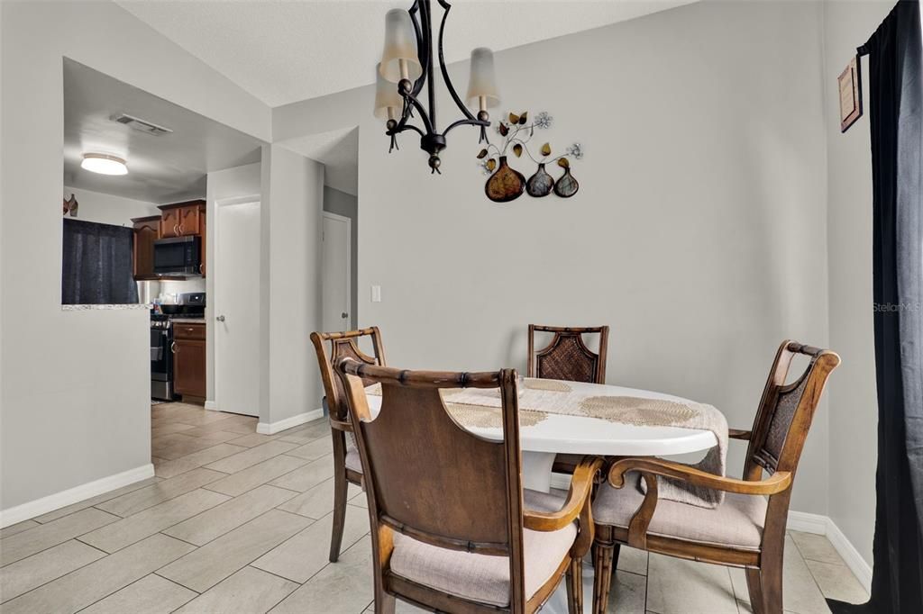 待售: $575,000 (6 贝兹, 0 浴室, 1123 平方英尺)