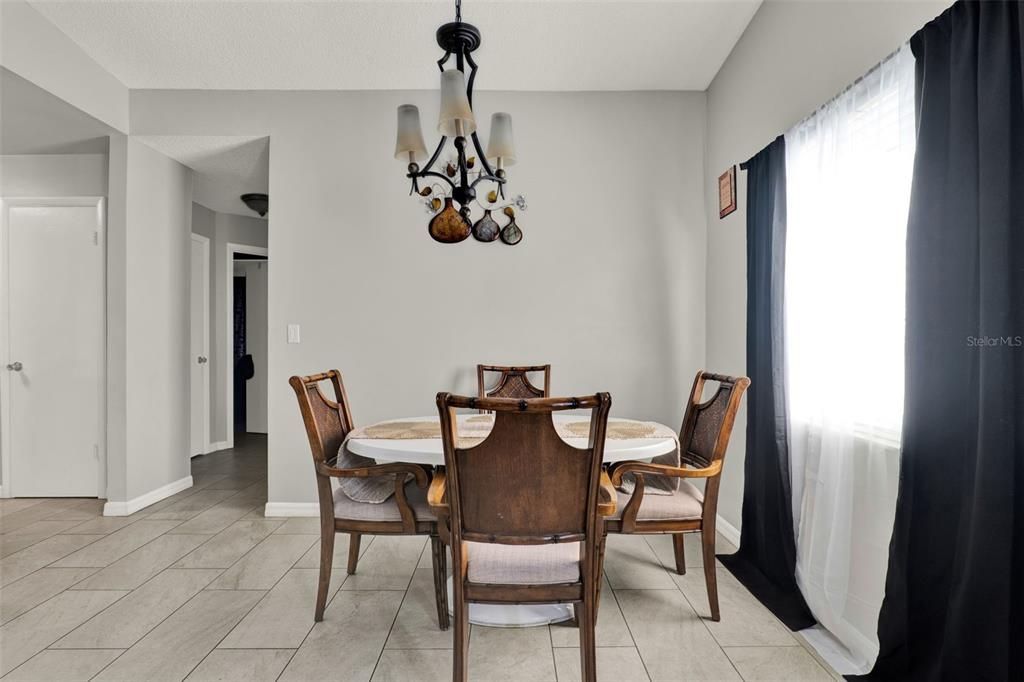 待售: $575,000 (6 贝兹, 0 浴室, 1123 平方英尺)