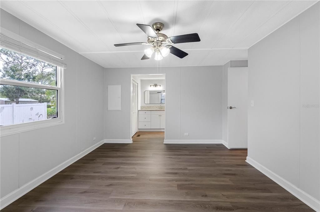 合同活跃: $145,000 (2 贝兹, 2 浴室, 1004 平方英尺)