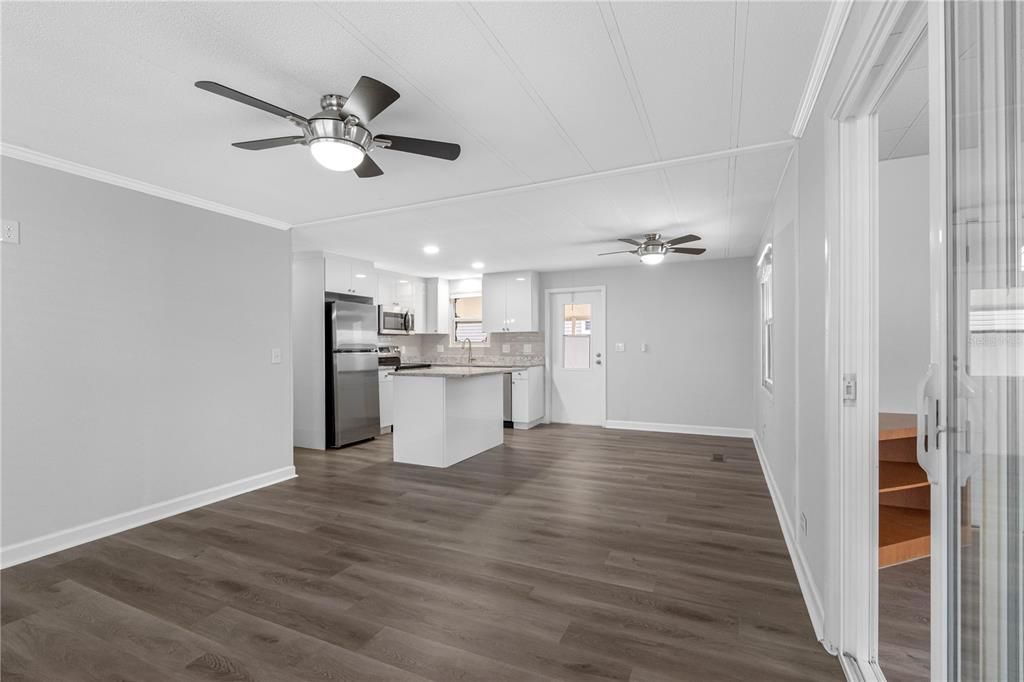 合同活跃: $145,000 (2 贝兹, 2 浴室, 1004 平方英尺)