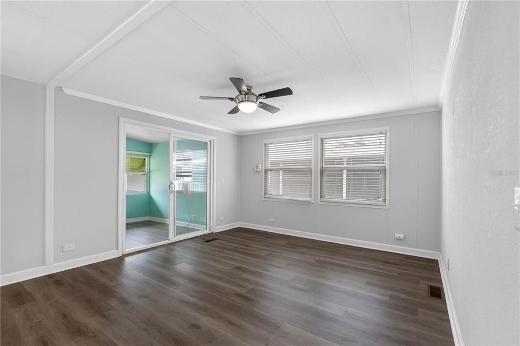 合同活跃: $145,000 (2 贝兹, 2 浴室, 1004 平方英尺)