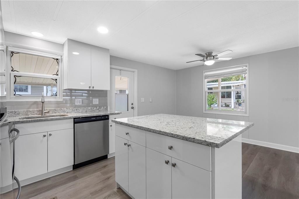 合同活跃: $145,000 (2 贝兹, 2 浴室, 1004 平方英尺)