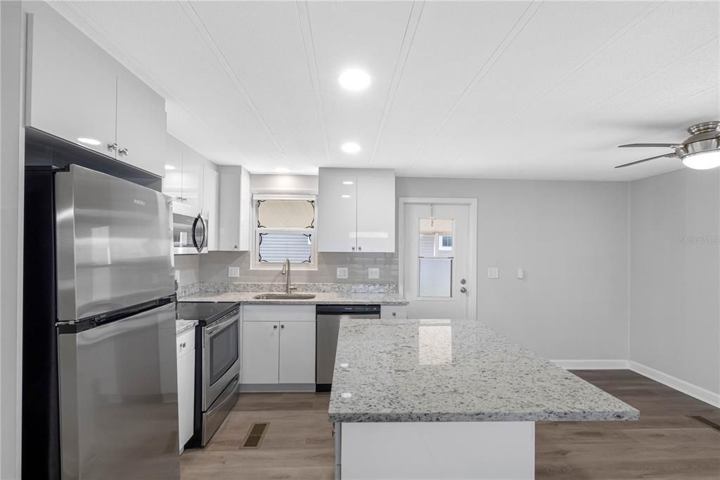 合同活跃: $145,000 (2 贝兹, 2 浴室, 1004 平方英尺)