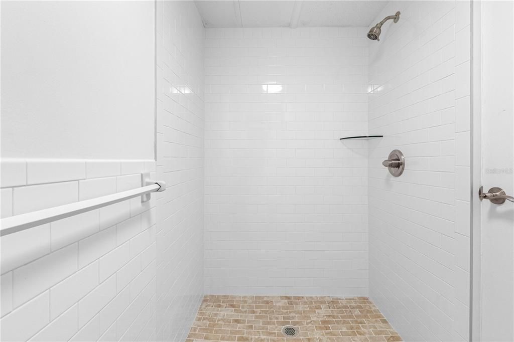 合同活跃: $145,000 (2 贝兹, 2 浴室, 1004 平方英尺)