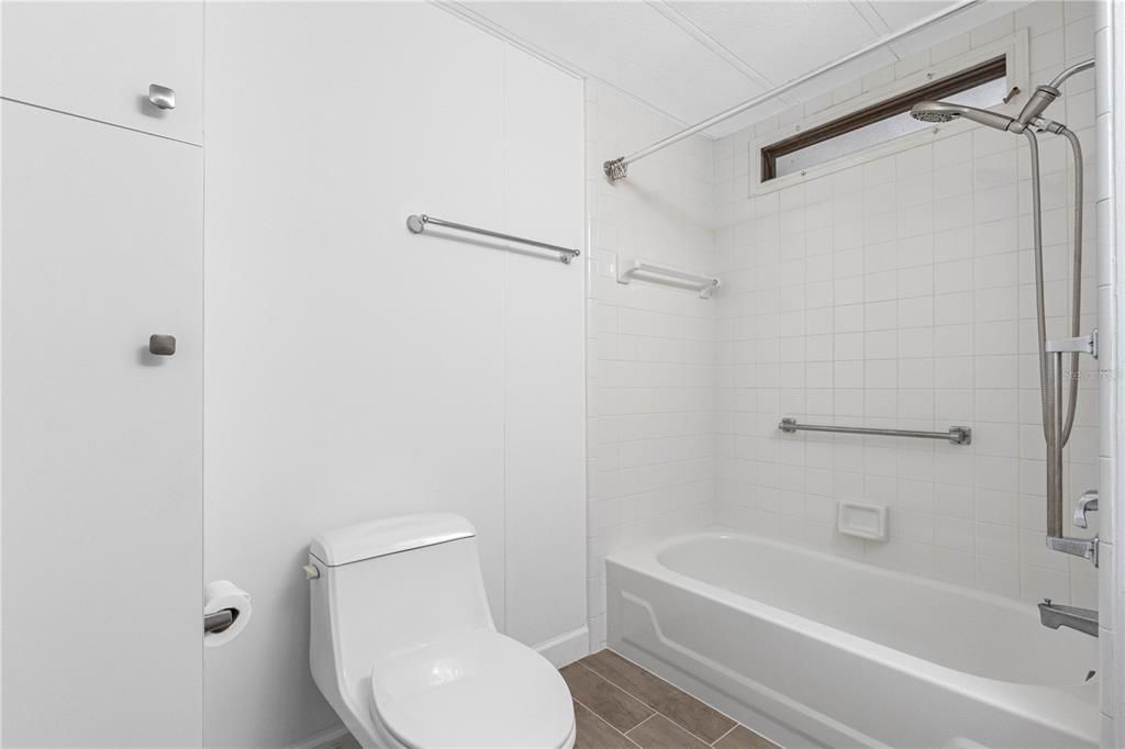 合同活跃: $145,000 (2 贝兹, 2 浴室, 1004 平方英尺)