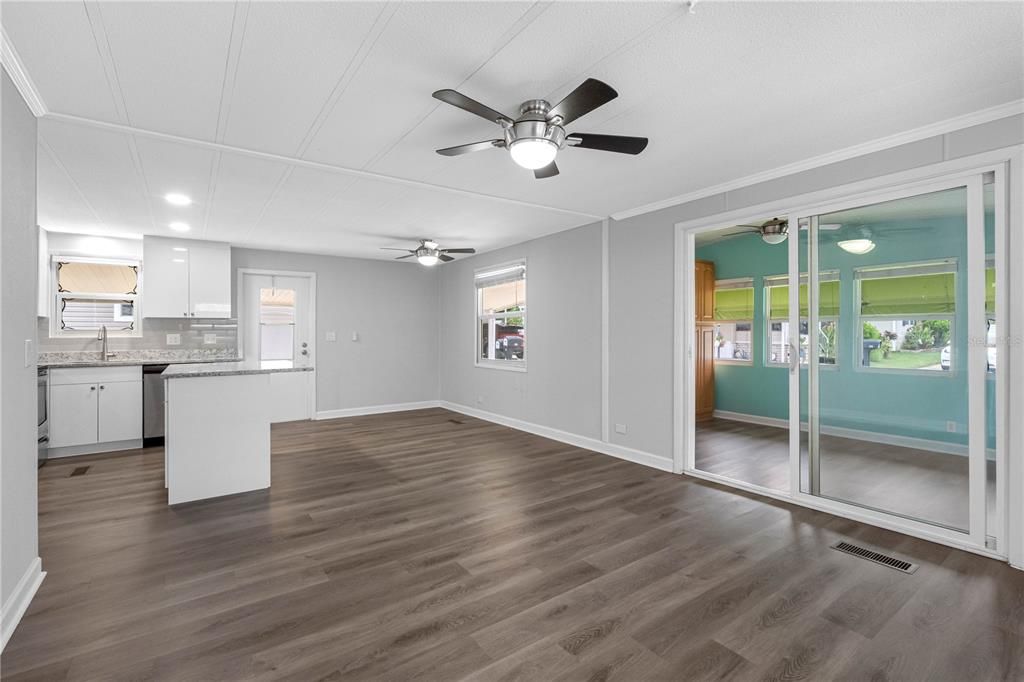 合同活跃: $145,000 (2 贝兹, 2 浴室, 1004 平方英尺)