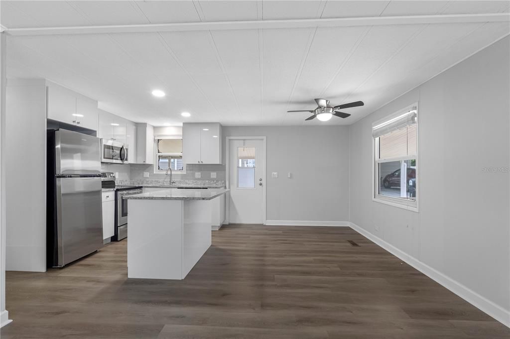 合同活跃: $145,000 (2 贝兹, 2 浴室, 1004 平方英尺)