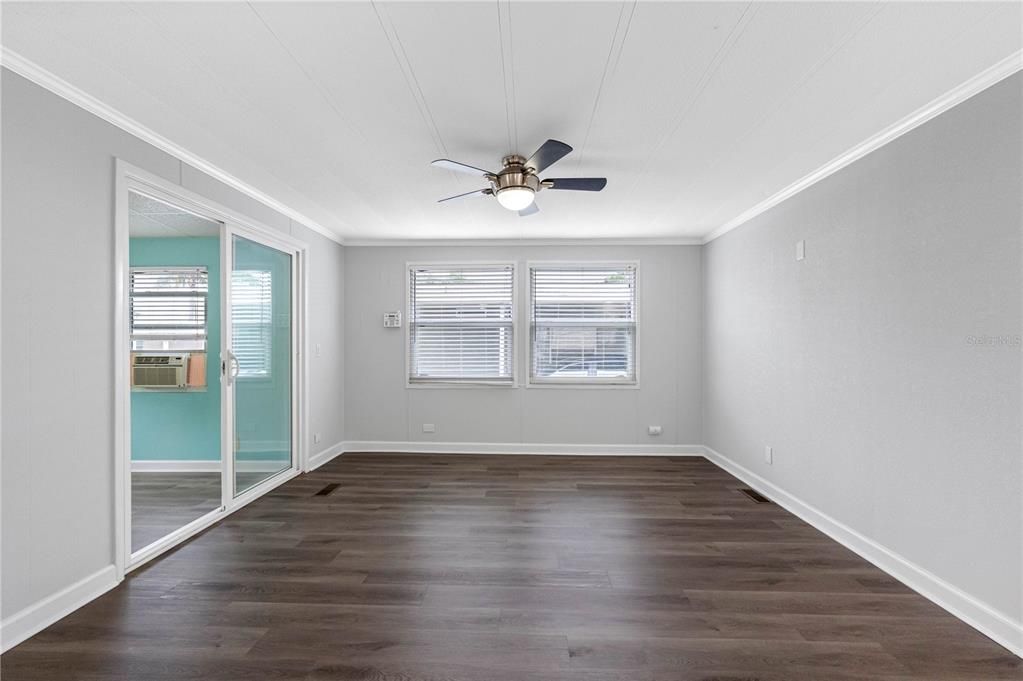 合同活跃: $145,000 (2 贝兹, 2 浴室, 1004 平方英尺)