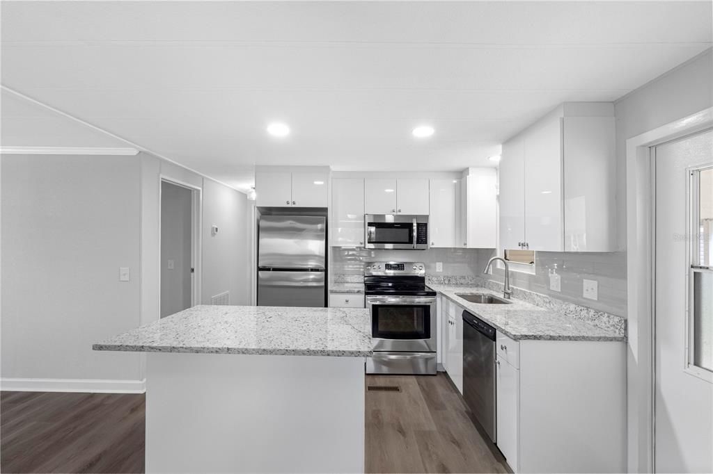 合同活跃: $145,000 (2 贝兹, 2 浴室, 1004 平方英尺)