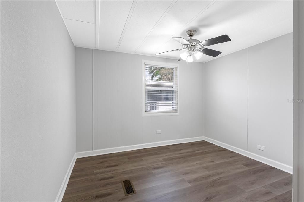 合同活跃: $145,000 (2 贝兹, 2 浴室, 1004 平方英尺)