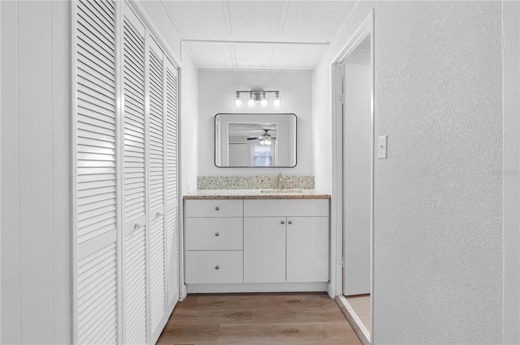 合同活跃: $145,000 (2 贝兹, 2 浴室, 1004 平方英尺)