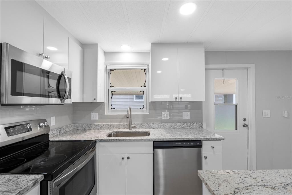 合同活跃: $145,000 (2 贝兹, 2 浴室, 1004 平方英尺)