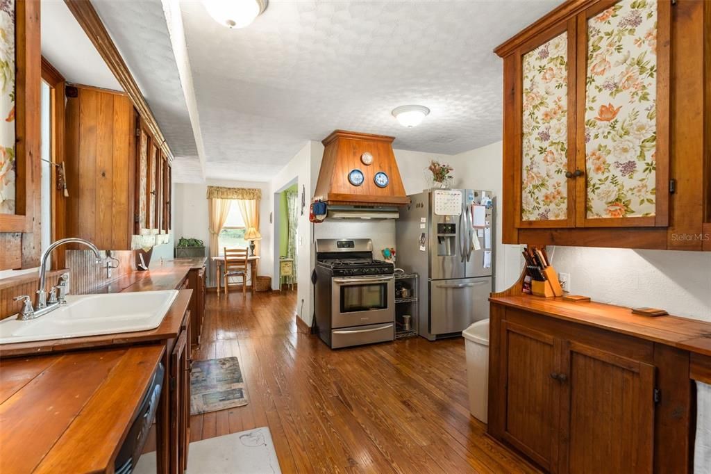 For Sale: $575,000 (3 beds, 2 baths, 2726 Square Feet)