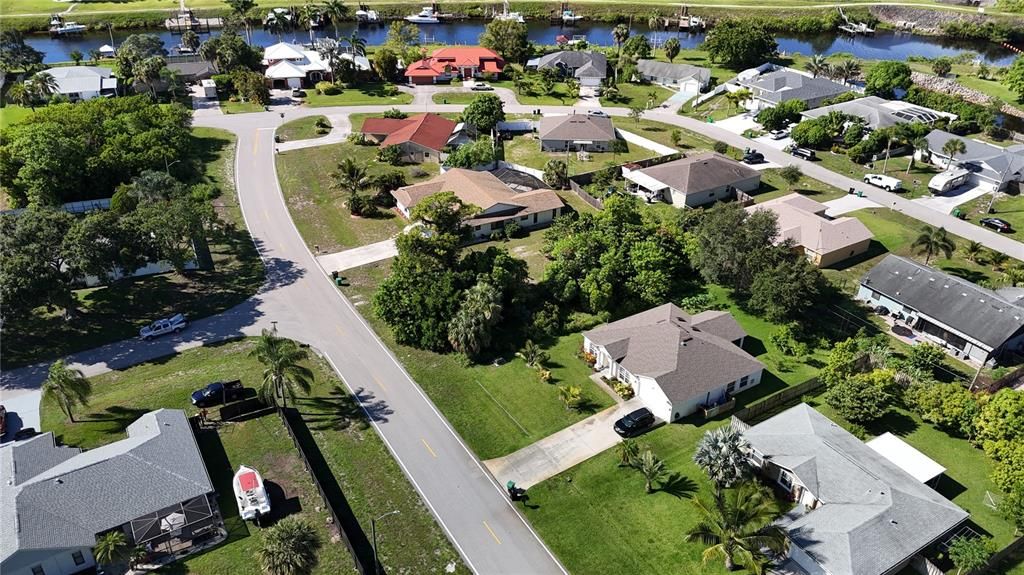 На продажу: $165,000 (0.23 acres)