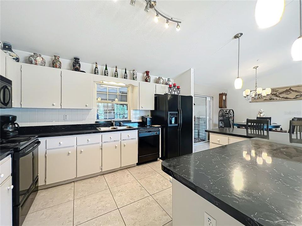 На продажу: $595,000 (4 спален, 3 ванн, 2600 Квадратных фут)