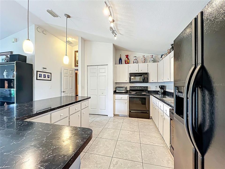 На продажу: $595,000 (4 спален, 3 ванн, 2600 Квадратных фут)