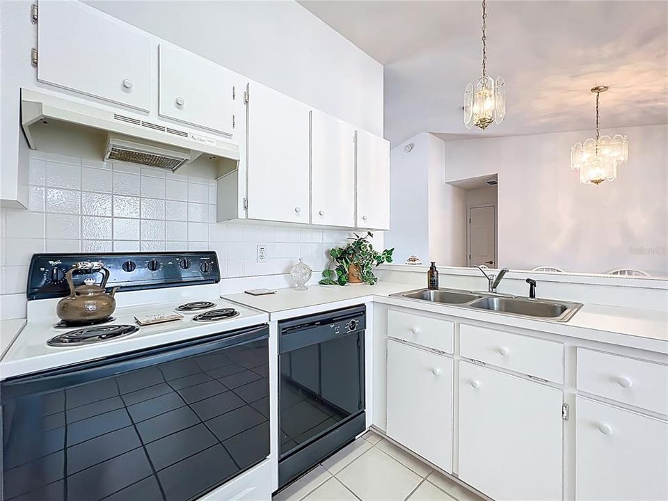 На продажу: $595,000 (4 спален, 3 ванн, 2600 Квадратных фут)