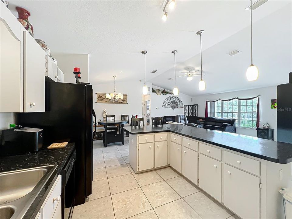 На продажу: $595,000 (4 спален, 3 ванн, 2600 Квадратных фут)