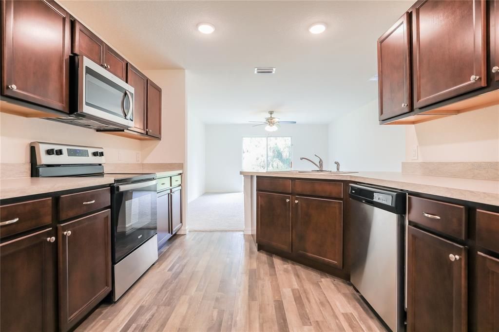 Active With Contract: $1,595 (3 beds, 2 baths, 1552 Square Feet)
