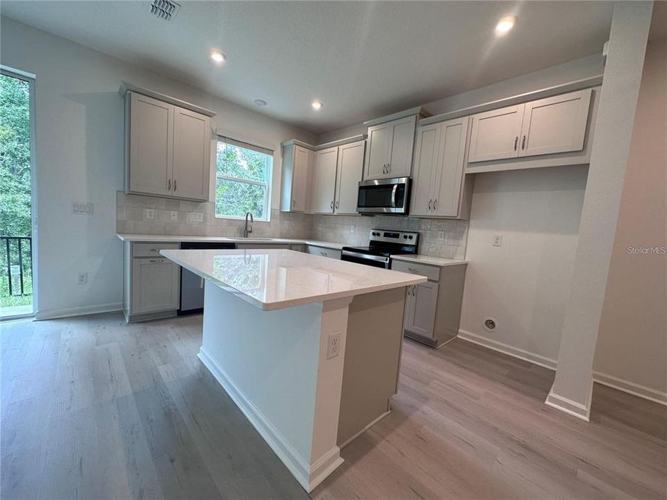 Под контрактом: $2,300 (3 спален, 2 ванн, 1532 Квадратных фут)