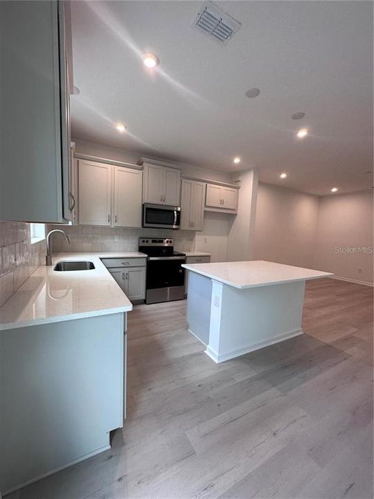 Под контрактом: $2,300 (3 спален, 2 ванн, 1532 Квадратных фут)