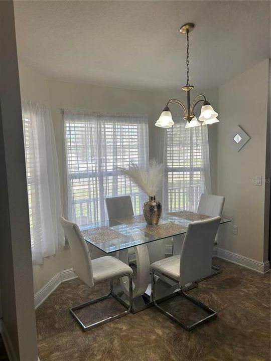 合同活跃: $284,990 (3 贝兹, 2 浴室, 1452 平方英尺)