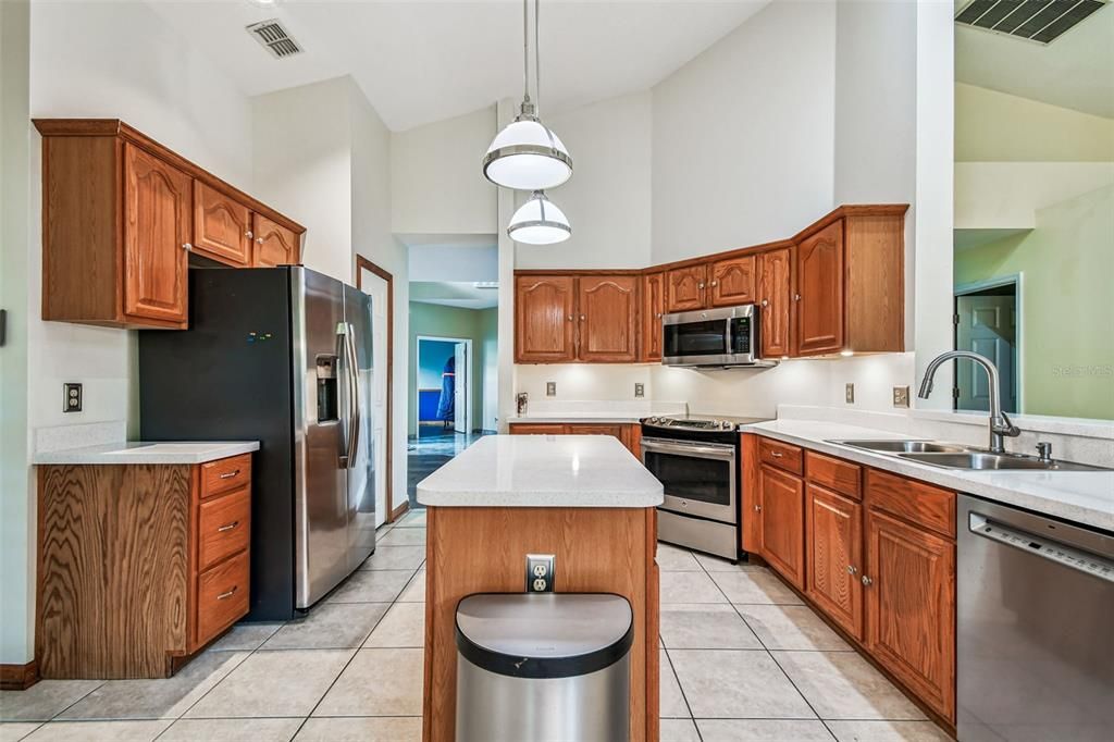 Под контрактом: $650,000 (4 спален, 2 ванн, 2998 Квадратных фут)