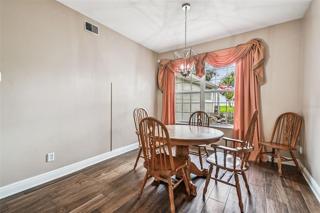 Под контрактом: $650,000 (4 спален, 2 ванн, 2998 Квадратных фут)