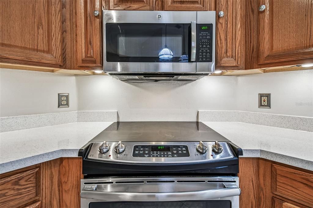 Под контрактом: $650,000 (4 спален, 2 ванн, 2998 Квадратных фут)