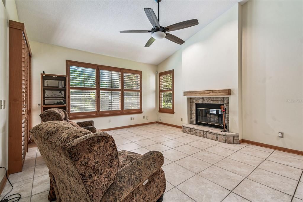 Под контрактом: $650,000 (4 спален, 2 ванн, 2998 Квадратных фут)