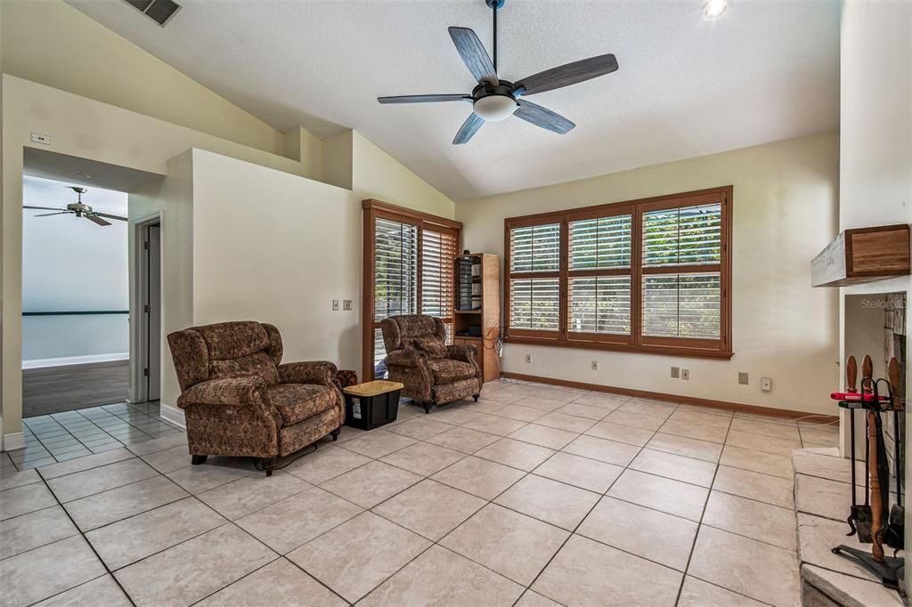 Под контрактом: $650,000 (4 спален, 2 ванн, 2998 Квадратных фут)