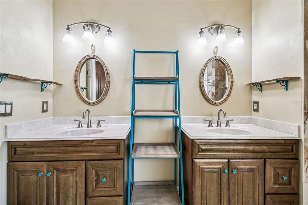 Под контрактом: $650,000 (4 спален, 2 ванн, 2998 Квадратных фут)