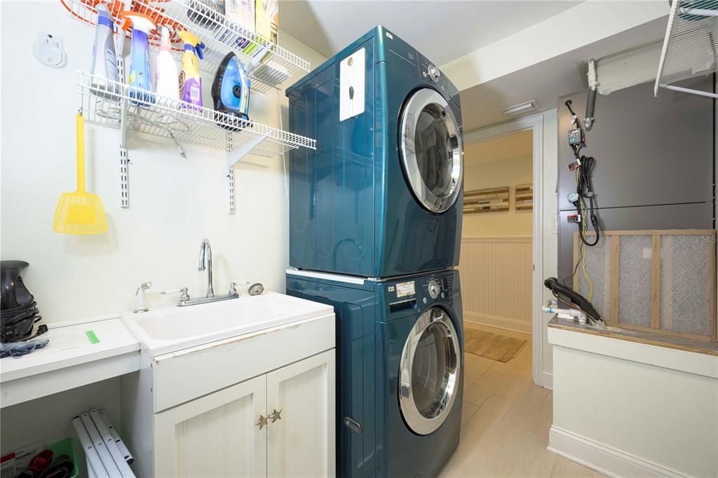 For Sale: $1,100,000 (3 beds, 2 baths, 1554 Square Feet)