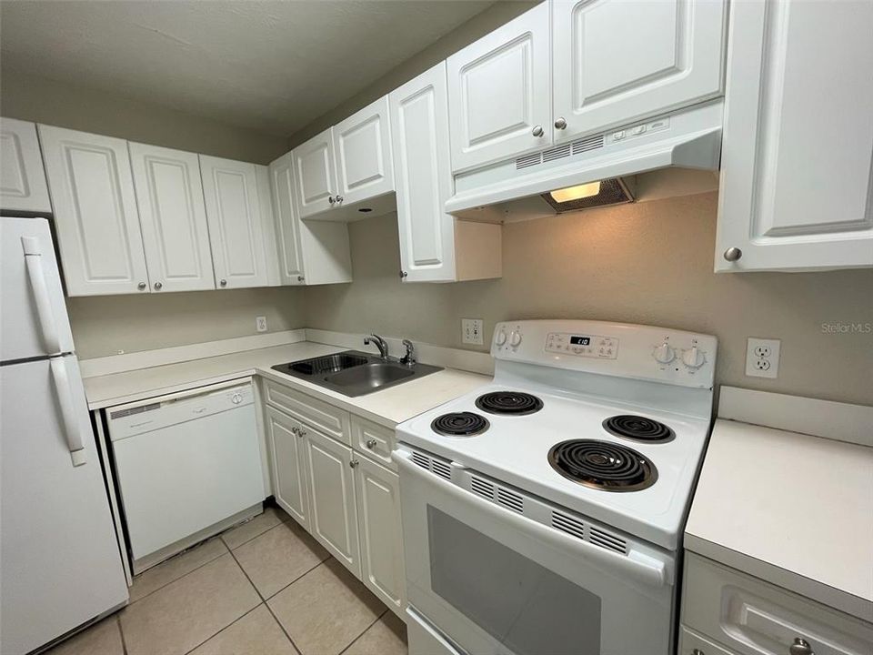 Active With Contract: $130,000 (1 beds, 1 baths, 703 Square Feet)
