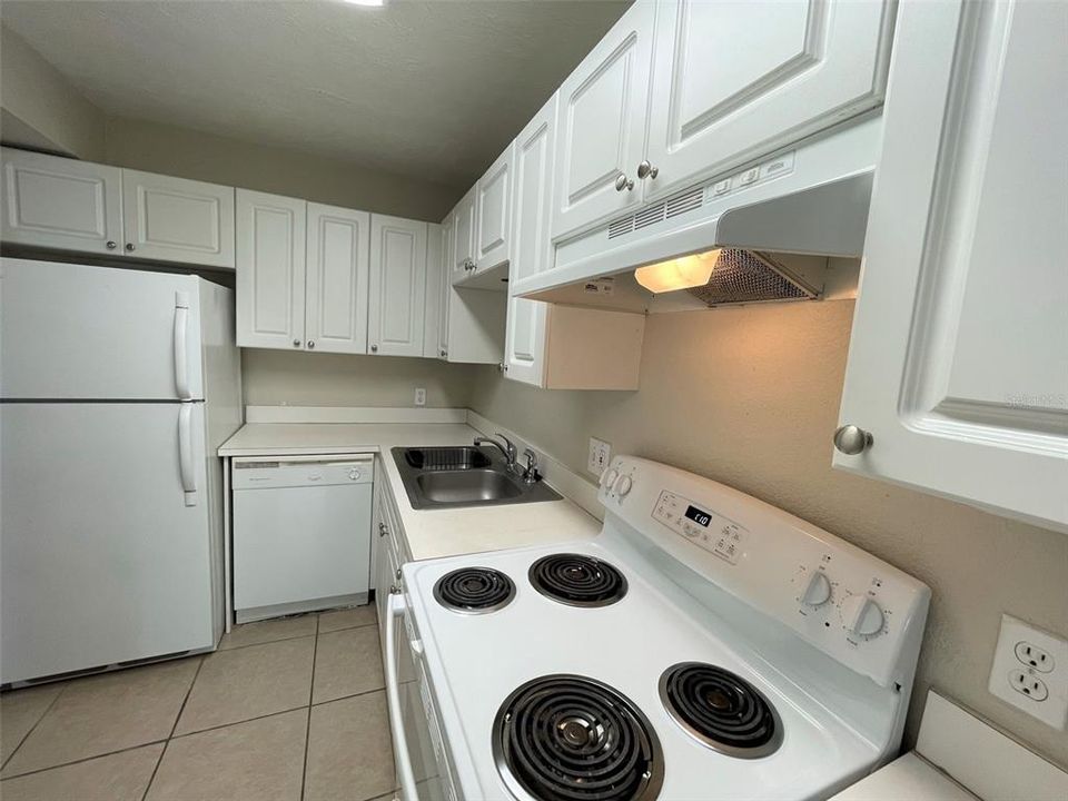 Active With Contract: $130,000 (1 beds, 1 baths, 703 Square Feet)