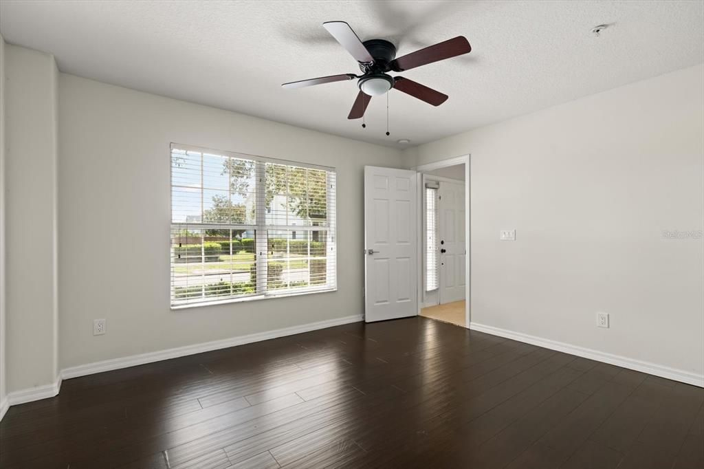 En Venta: $374,000 (4 camas, 3 baños, 2210 Pies cuadrados)