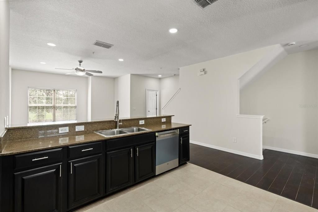 En Venta: $374,000 (4 camas, 3 baños, 2210 Pies cuadrados)