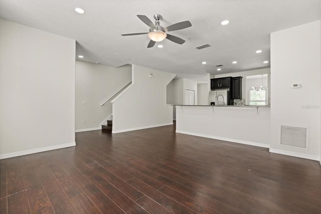 En Venta: $374,000 (4 camas, 3 baños, 2210 Pies cuadrados)