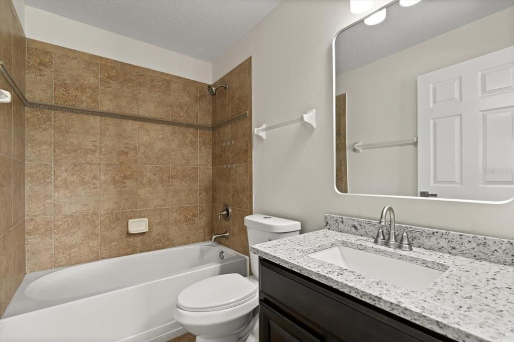 En Venta: $374,000 (4 camas, 3 baños, 2210 Pies cuadrados)