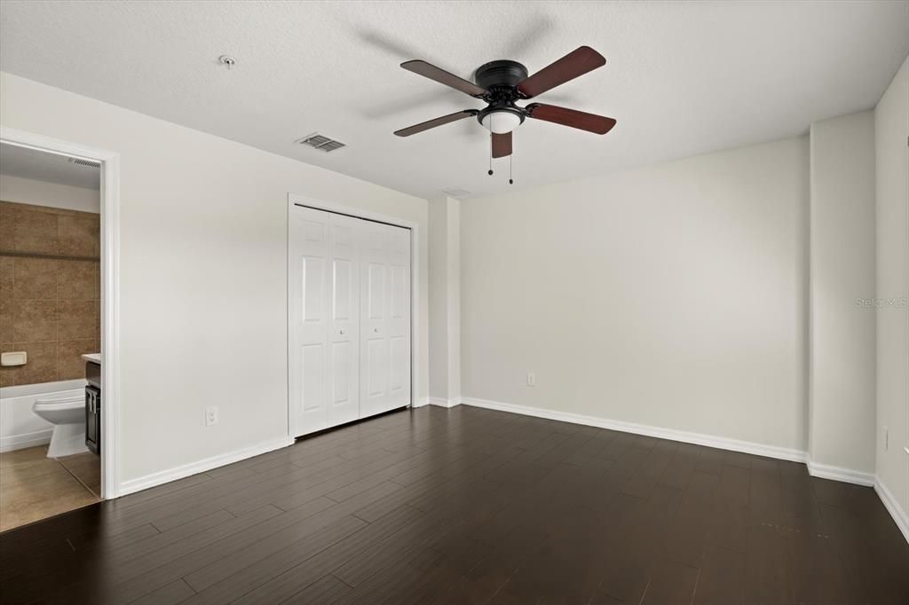 En Venta: $374,000 (4 camas, 3 baños, 2210 Pies cuadrados)