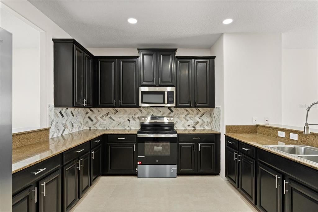 En Venta: $374,000 (4 camas, 3 baños, 2210 Pies cuadrados)