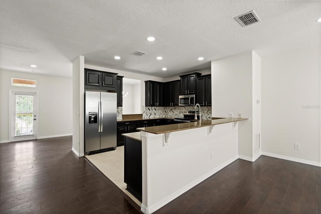 En Venta: $374,000 (4 camas, 3 baños, 2210 Pies cuadrados)