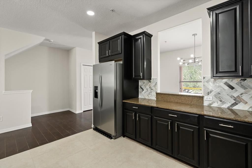 En Venta: $374,000 (4 camas, 3 baños, 2210 Pies cuadrados)